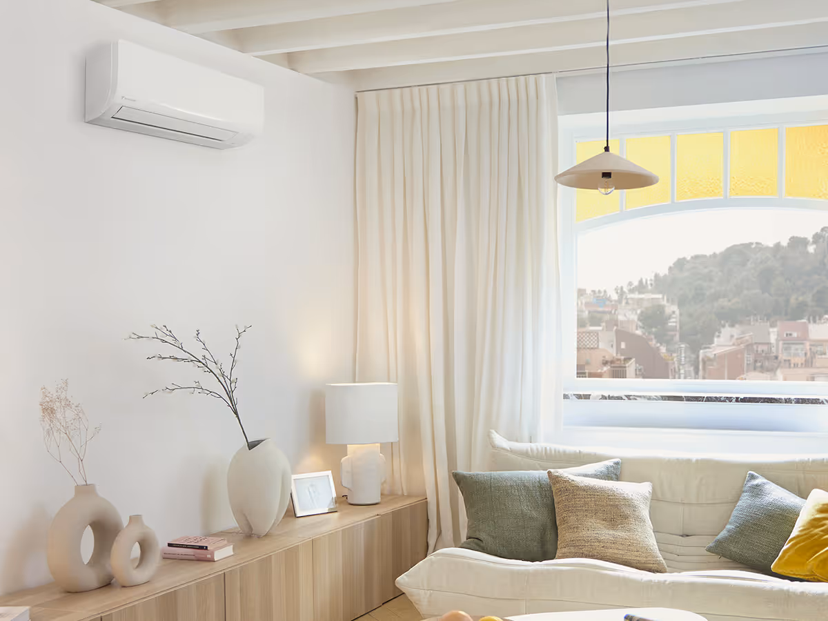Bílá nástěnná split klimatizace Daikin v obývacím pokoji