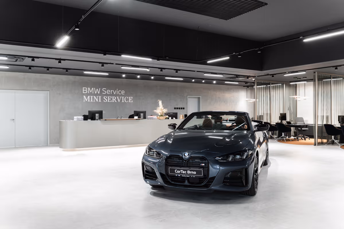 Showroom CARtec Brno s recepcí BMW Service a vozem BMW řady 4 kabriolet