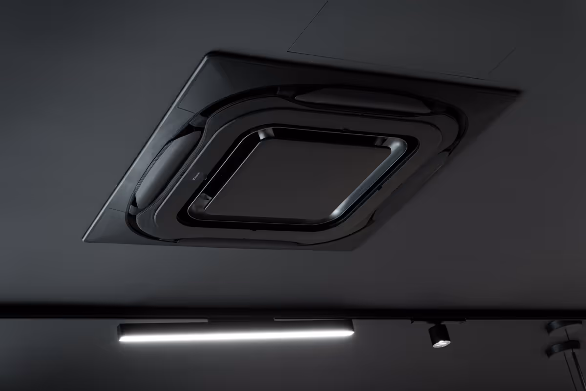 Detail černé kazetové jednotky Daikin FCAG s 360° kruhovým výdechem