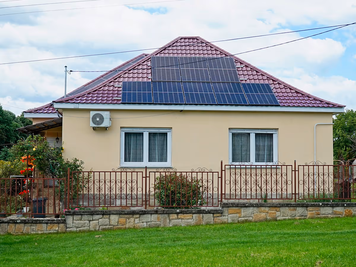 Rodinný dům se solárními panely a venkovní jednotkou klimatizace