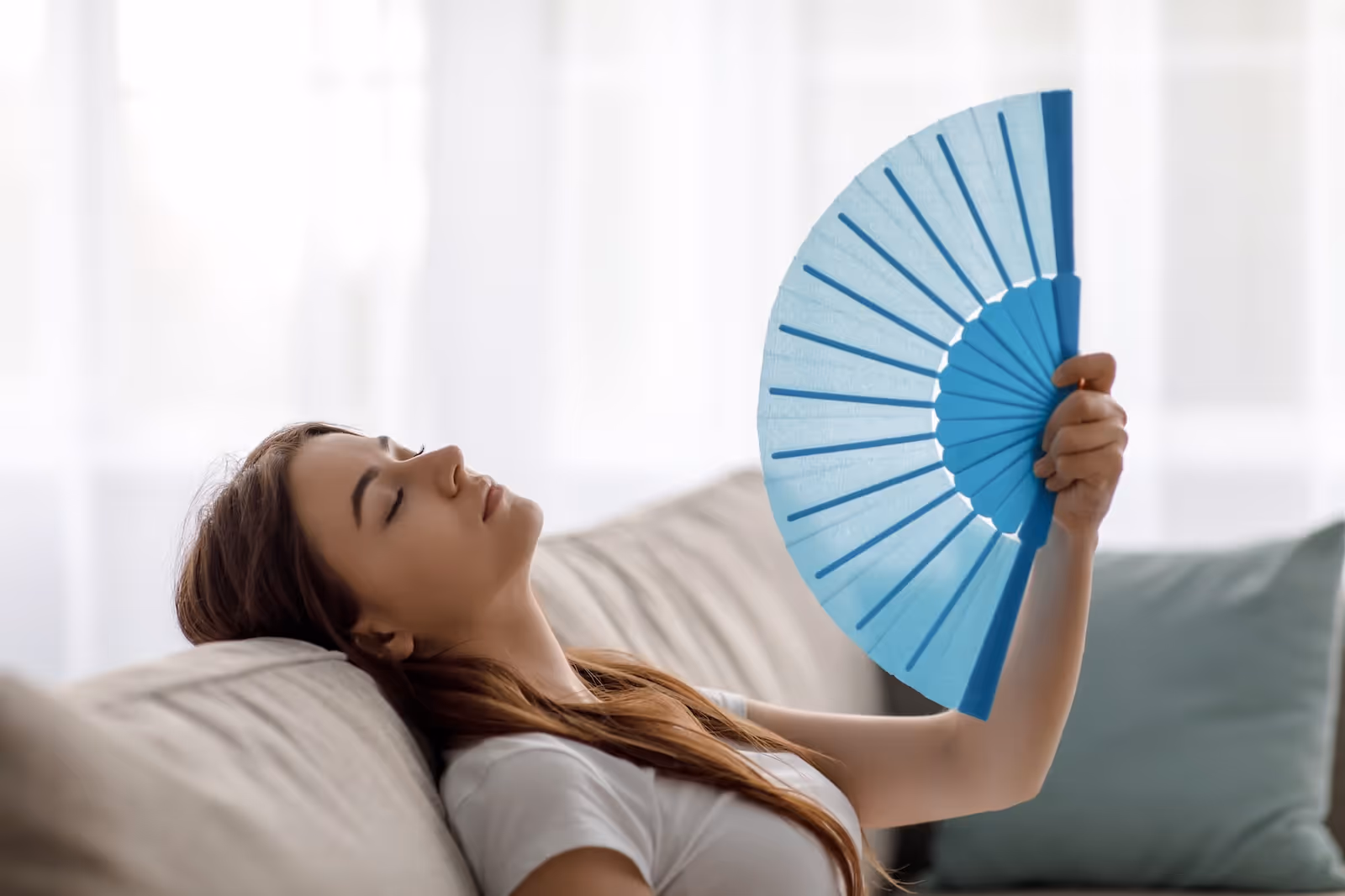 Jak přežít vedra doma i v práci? 7 triků, které fakt fungují
