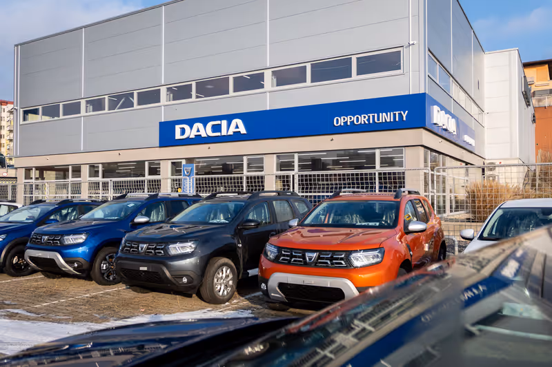 Prosklené plochy autosalonu lákají kolemjdoucí, ale uvnitř bylo v létě vedro k zalknutí. Jak jsme vyřešili chlazení v DACIA Opportunity