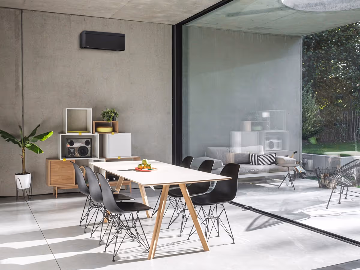 Černá designová klimatizace Daikin Stylish v moderním interiéru