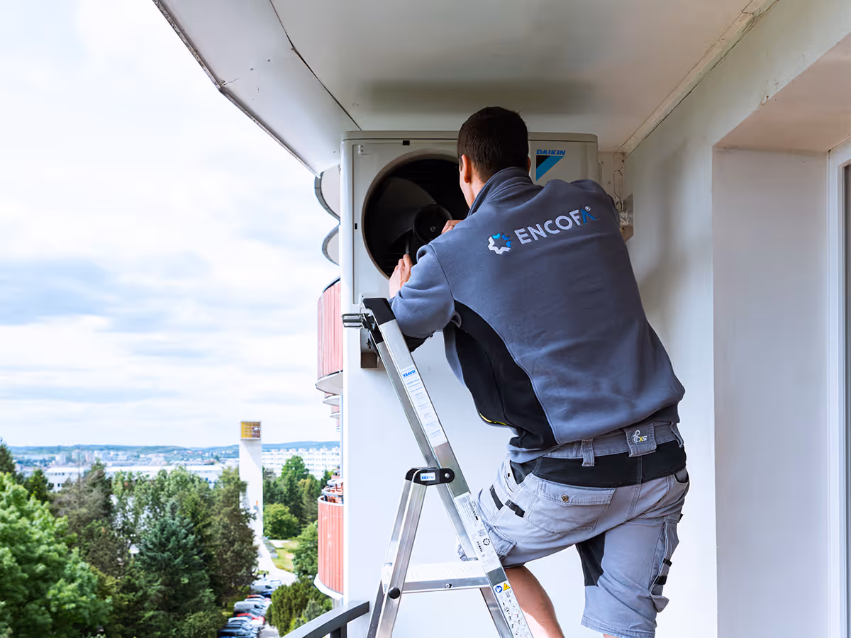 Technik Encofa provádí profesionální montáž venkovní jednotky klimatizace Daikin na balkoně bytu