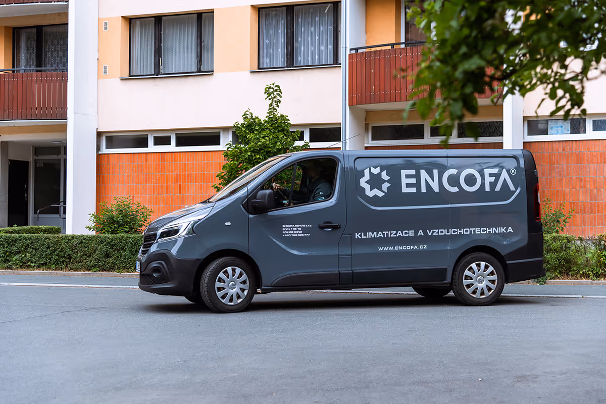 Servisní dodávka Encofy — instalace klimatizace