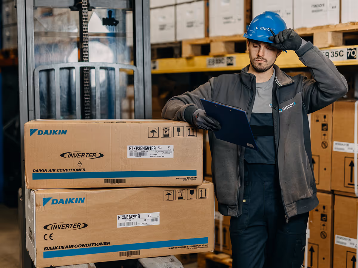 Technik Encofa kontroluje klimatizace Daikin před montáží